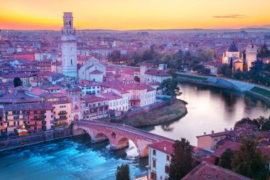 Verona, İtalya. Gün batımında ikonik İtalyan kasabası Verona 'nın havadan çekilmiş görüntüsü.