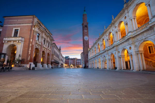 意大利维琴察日出时意大利维琴察历史中心与老广场 Piazza Dei Signori 的城市景观图像 — 图库照片