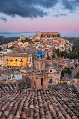 Ragusa Ibla, Sicilya, İtalya. Sicilya 'nın tarihi Ragusa Adası' nın günbatımındaki şehir manzarası..