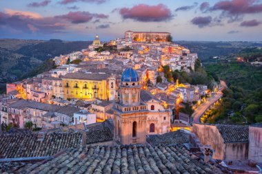 Ragusa Ibla, Sicilya, İtalya. Sicilya 'nın tarihi Ragusa Adası' nın günbatımındaki şehir manzarası..