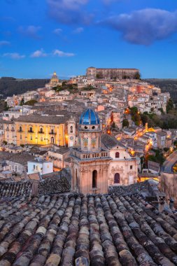Ragusa Ibla, Sicilya, İtalya. Sicilya 'nın tarihi Ragusa Adası' nın günbatımındaki şehir manzarası..