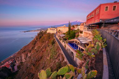 Taormina, Sicilya, İtalya. Sicilya 'nın Taormina kentindeki volkanik dağ manzarası. Gün doğumunda arka planda Etna.