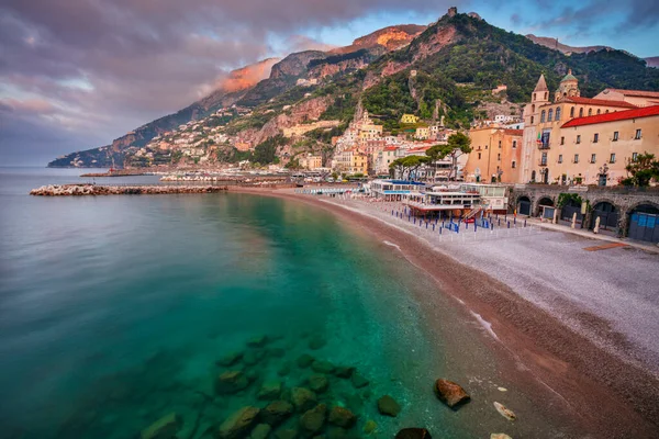 阿马尔菲 意大利位于意大利阿马尔菲海岸的著名沿海城市阿马尔菲的城市景观图像 日出时分 — 图库照片