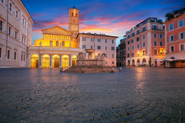 意大利 意大利罗马的城市景观图像 日落时与特拉斯特维尔的圣玛丽亚广场 — 图库照片