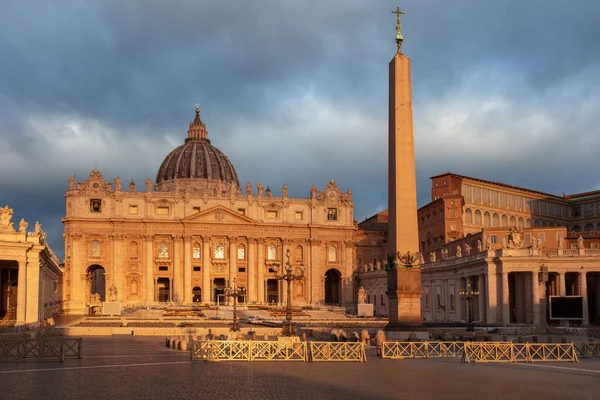 바티칸 이탈리아 일출시 이탈리아 바티칸 베드로 대성당 베드로 광장을 환하게 — 스톡 사진