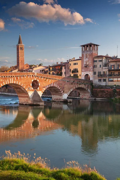 Verona Włochy Cityscape Obraz Pięknej Włoskiej Miejscowości Verona Stone Bridge — Zdjęcie stockowe