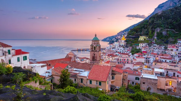阿马尔菲 意大利位于意大利阿马尔菲海岸的著名海滨城市阿马尔菲日落时的城市景观图像 — 图库照片