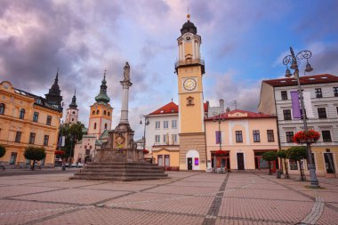 Banska Bystrica, Slovakya Cumhuriyeti. Slovak Ulusal Ayaklanma Meydanı ile Slovakya 'nın Banska Bystrica kentinin yaz günbatımında şehir manzarası.