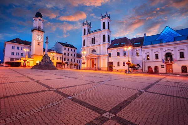 Banska Bystrica, Slovakya Cumhuriyeti. Slovak Ulusal Ayaklanma Meydanı ile Slovakya 'nın Banska Bystrica kentinin yaz gündoğumu görüntüleri.