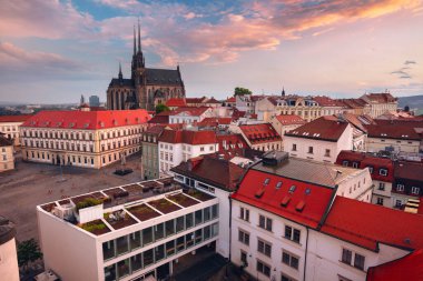 Brno, Çek Cumhuriyeti. Çek Cumhuriyeti 'nin en büyük ikinci şehri olan Brno' nun, yaz günbatımında St. Peter ve Paul Katedrali 'nin havadan çekilmiş görüntüsü.. 