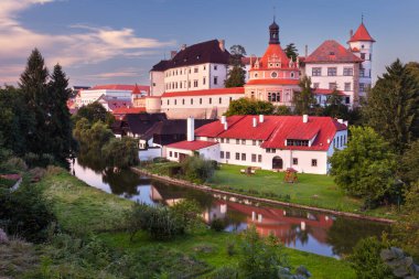 Jindrichuv Hradec, Çek Cumhuriyeti. Çek Cumhuriyeti 'nin yaz günbatımında tarihi Jindrichuv Hradec kentinin şehir manzarası.