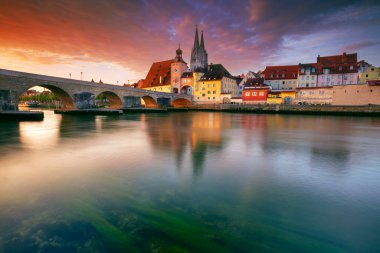 Regensburg, Almanya. Tuna Nehri üzerindeki Eski Taş Köprüsü ve sonbahar gündoğumunda St. Peter Katedrali ile Almanya 'nın Regensburg kentinin manzarası.
