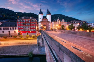 Heidelberg, Almanya. Almanya 'nın Heidelberg şehrinin şehir manzarası Sonbahar gündoğumunda Eski Köprü Kapısı ile.