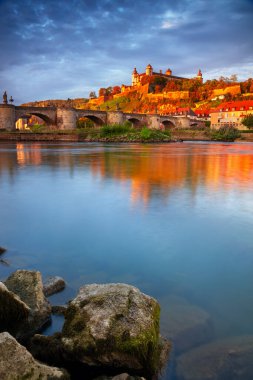 Wurzburg, Almanya. Güzel sonbahar gündoğumu sırasında Ana nehir ve Marienberg Kalesi üzerinde Eski Ana Köprü ile Wurzburg Cityscape görüntü.