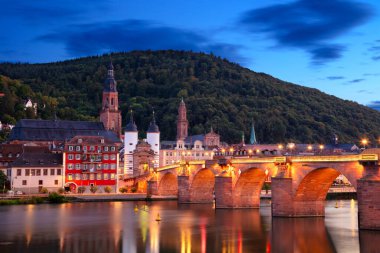  Heidelberg, Almanya. Günbatımında Eski Köprü Kapısı ile Almanya 'nın Heidelberg kentinin şehir manzarası.