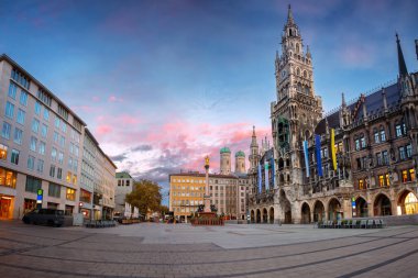 Münih, Almanya. Münih şehir merkezi, Almanya Marienplatz ile güzel sonbahar gündoğumunda.