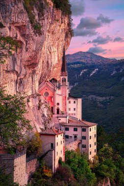 Madonna della Corona, İtalya. Eşsiz Sığınak Madonna della Corona 'nın (Kraliyet Leydisi Mabedi) havadan görüntüsü, sonbahar gündoğumunda İtalya' nın Alpler şehrinde bulunan kayada inşa edildi..