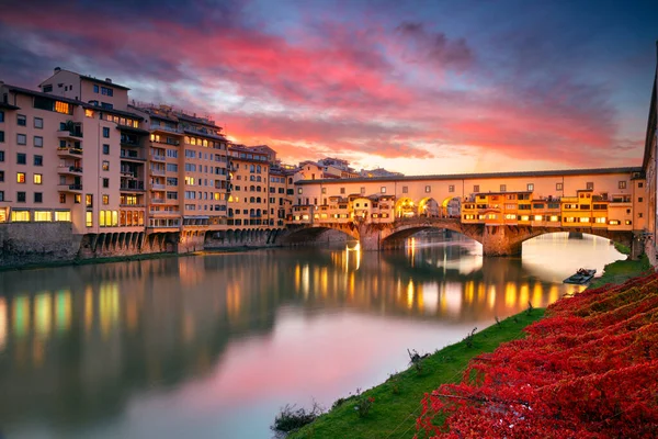 Floransa, İtalya. Güzel sonbahar günbatımında ünlü Ponte Vecchio (Eski Köprü) ile ikonik Floransa 'nın şehir manzarası.