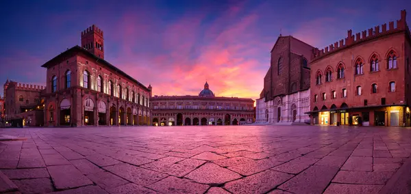 意大利博洛尼亚 意大利博洛尼亚古城与Maggiore广场在美丽的秋日日出时的城市景观图像 — 图库照片