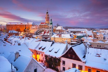 Cesky Krumlov, Çek Cumhuriyeti. Çek Cumhuriyeti 'nin güzel kış günbatımında Cesky Krumlov' un şehir manzarası.