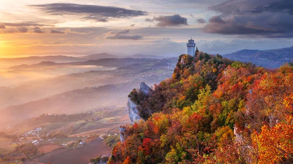 San Marino, San Marino Cumhuriyeti, İtalya. İtalya, San Marino 'nun güzel sonbahar gündoğumundaki hava manzarası.