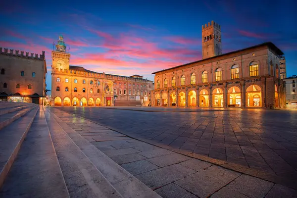 意大利博洛尼亚 意大利博洛尼亚古城与Maggiore广场在美丽的秋日日出时的城市景观图像 — 图库照片