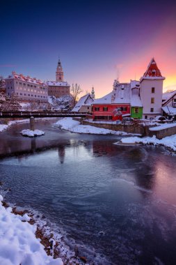Cesky Krumlov, Çek Cumhuriyeti. Çek Cumhuriyeti, Cesky Krumlov 'un güzel, soğuk kış gündoğumu manzarası.