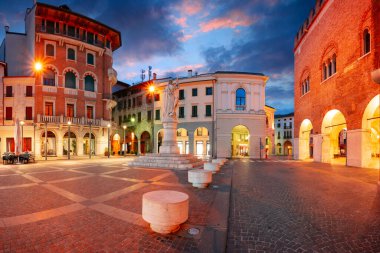 Treviso, İtalya. Treviso, İtalya 'nın tarihi merkezinin şehir manzarası gündoğumunda eski bir kare ile.