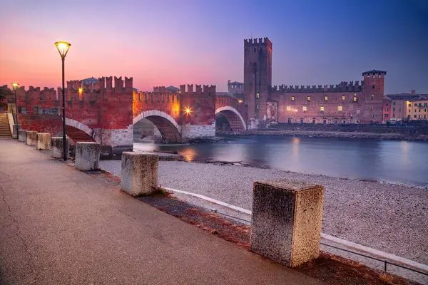 Verona Talya Şafakta Adige Nehri Üzerindeki Castelvecchio Köprüsü Ile Güzel - Stok İmaj