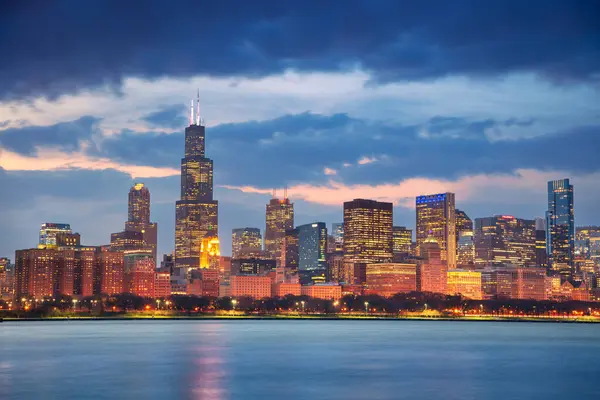 芝加哥伊利诺伊州美国美丽的春日落日下著名的芝加哥天际线的城市景观图像 图库图片