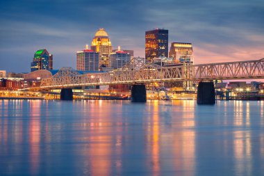 Louisville, Kentucky, ABD. Louisville, Kentucky 'nin şehir manzarası. Şehrin yansıması. Ohio Nehri' nin bahar günbatımında..
