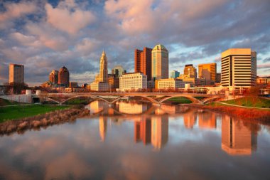 Columbus, Ohio, ABD. Columbus, Ohio, ABD şehir merkezindeki şehir manzarası bahar günbatımında Scioto Nehri 'nin yansımasıyla birlikte ufuk çizgisi..