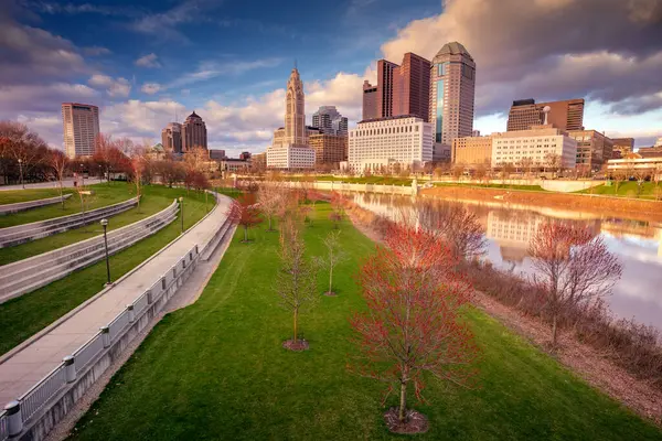 美国俄亥俄州哥伦布市美国俄亥俄州哥伦布市的城市景观图像 在春日落山时映照着山本河中的城市 图库图片