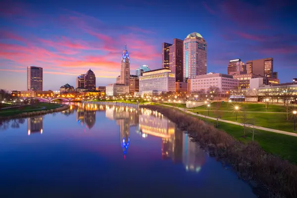 美国俄亥俄州哥伦布市美国俄亥俄州哥伦布市的城市景观图像 与春日落山时山本河中城市的倒影 图库照片