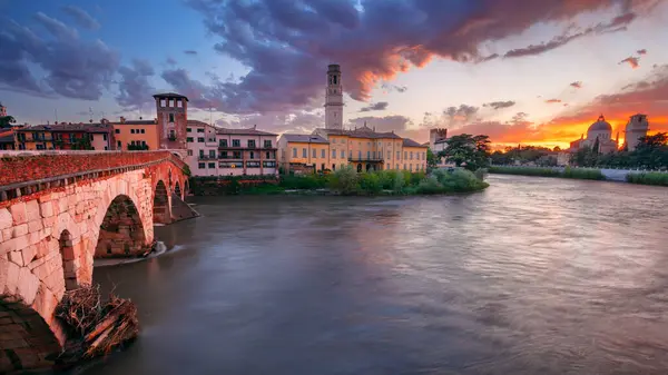 Verona Italien Cityscape Bild Vackra Italienska Staden Verona Med Stenbron Royaltyfria Stockbilder