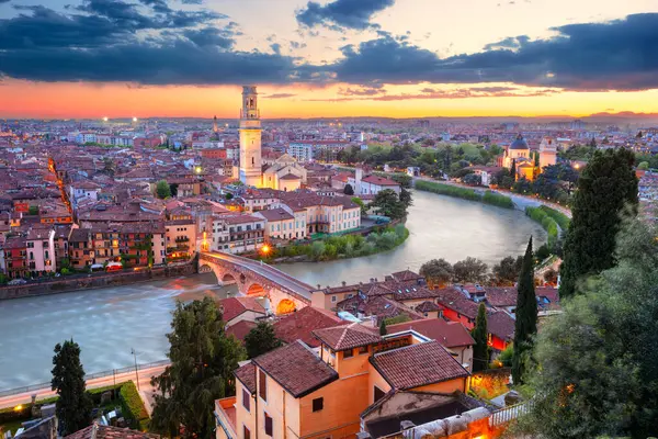 Verona Italië Luchtfoto Van Verona Italië Bij Prachtige Lente Zonsondergang Rechtenvrije Stockafbeeldingen