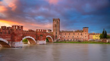 Verona, İtalya. Şafakta Adige Nehri üzerindeki Castelvecchio Köprüsü ile güzel İtalyan kasabası Verona 'nın şehir manzarası.