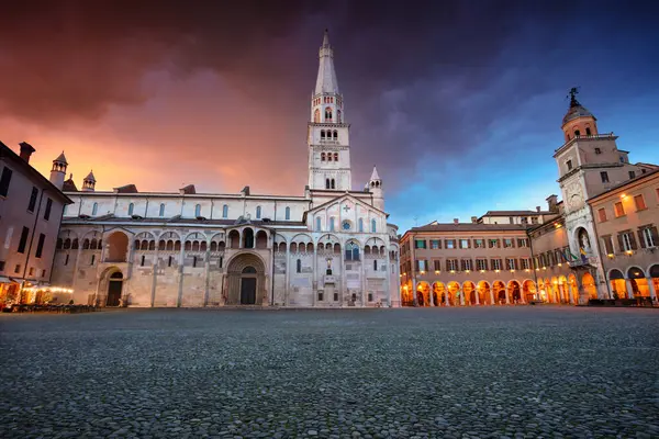 Modena Italien Cityscape Bild Modena Italien Vid Dramatisk Vårsolnedgång Stockbild