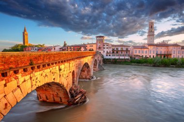 Verona, İtalya. Güzel İtalyan kasabası Verona 'nın şehir manzarası. Gün batımında Adige Nehri üzerindeki Taş Köprü ile birlikte..