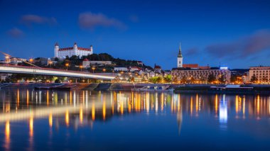 Bratislava, Slovakya. Bratislava 'nın şehir manzarası, Slovakya' nın başkenti, alacakaranlık mavi saatinde.