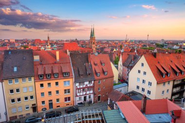 Nuremberg, Almanya. Almanya 'nın Nuremberg kentinin güzel yaz günbatımında havadan çekilmiş görüntüsü..