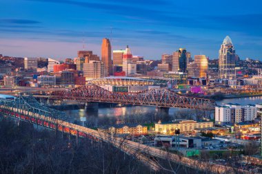 Cincinnati, Ohio, ABD. Cincinnati, Ohio, ABD şehir merkezindeki köprülerle ve Ohio Nehri 'nin bahar günbatımında gökyüzü görüntüsü.