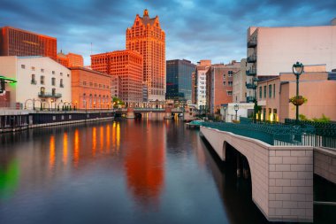 Milwaukee, Wisconsin, ABD. Milwaukee, Wisconsin şehir merkezinin görüntüsü. Yazın günbatımında Milwaukee Nehri 'nde gökyüzünün yansıması..