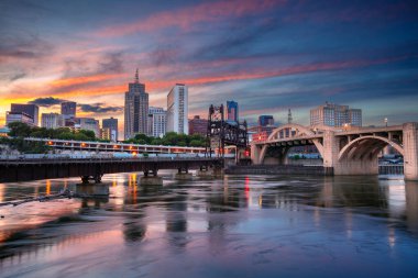 Saint Paul, Minnesota, ABD. St. Paul, Minnesota şehir merkezinin güzel yaz günbatımında Mississippi Nehri 'ndeki ufuk çizgisinin yansıması..