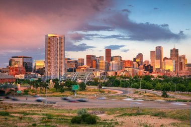 Denver, Colorado, ABD. Denver Skyline, Colorado, ABD 'nin dramatik yaz günbatımında şehir manzarası.