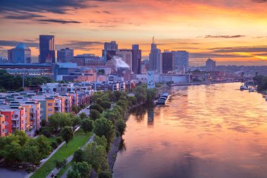 Saint Paul, Minnesota, ABD. St. Paul, Minnesota şehir merkezinin hava manzarası güzel yaz gündoğumunda Mississippi Nehri 'nin ufuk çizgisinin yansımasıyla..