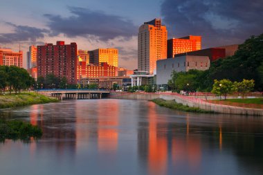 Rochester, Minnesota, ABD. Rochester, Minnesota, ABD 'nin yaz gündoğumunda çekilmiş şehir manzarası.