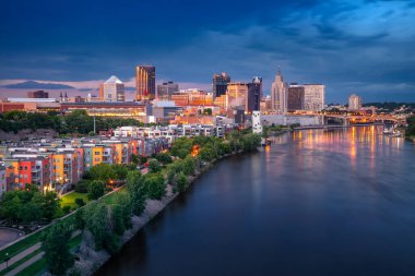 Saint Paul, Minnesota, ABD. St. Paul, Minnesota şehir merkezinin hava manzarası. Fırtınalı yaz günbatımında Mississippi Nehri 'nin ufuk çizgisi yansıması..