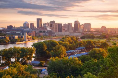 Saint Paul, Minnesota, ABD. St. Paul, Minnesota şehir merkezinin hava manzarası güzel yaz gündoğumunda Mississippi Nehri 'nin ufuk çizgisinin yansımasıyla..