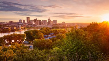 Saint Paul, Minnesota, ABD. St. Paul, Minnesota şehir merkezinin hava manzarası güzel yaz gündoğumunda Mississippi Nehri 'nin ufuk çizgisinin yansımasıyla..